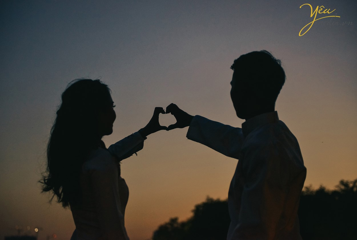 chụp ảnh cưới tạo hình trái tim với hai bàn tay