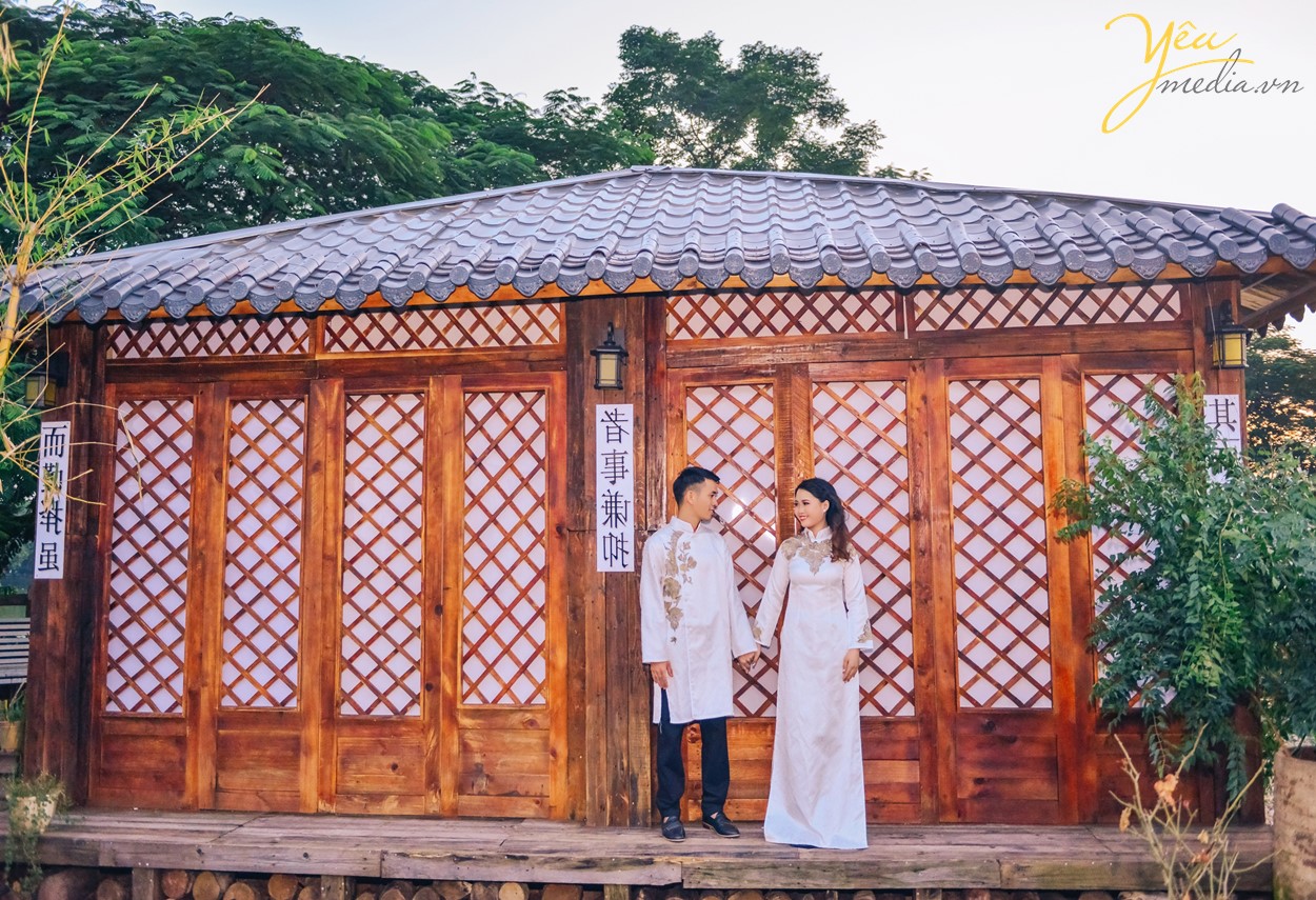 chụp ảnh cưới bên ngôi nhà gỗ truyền thống