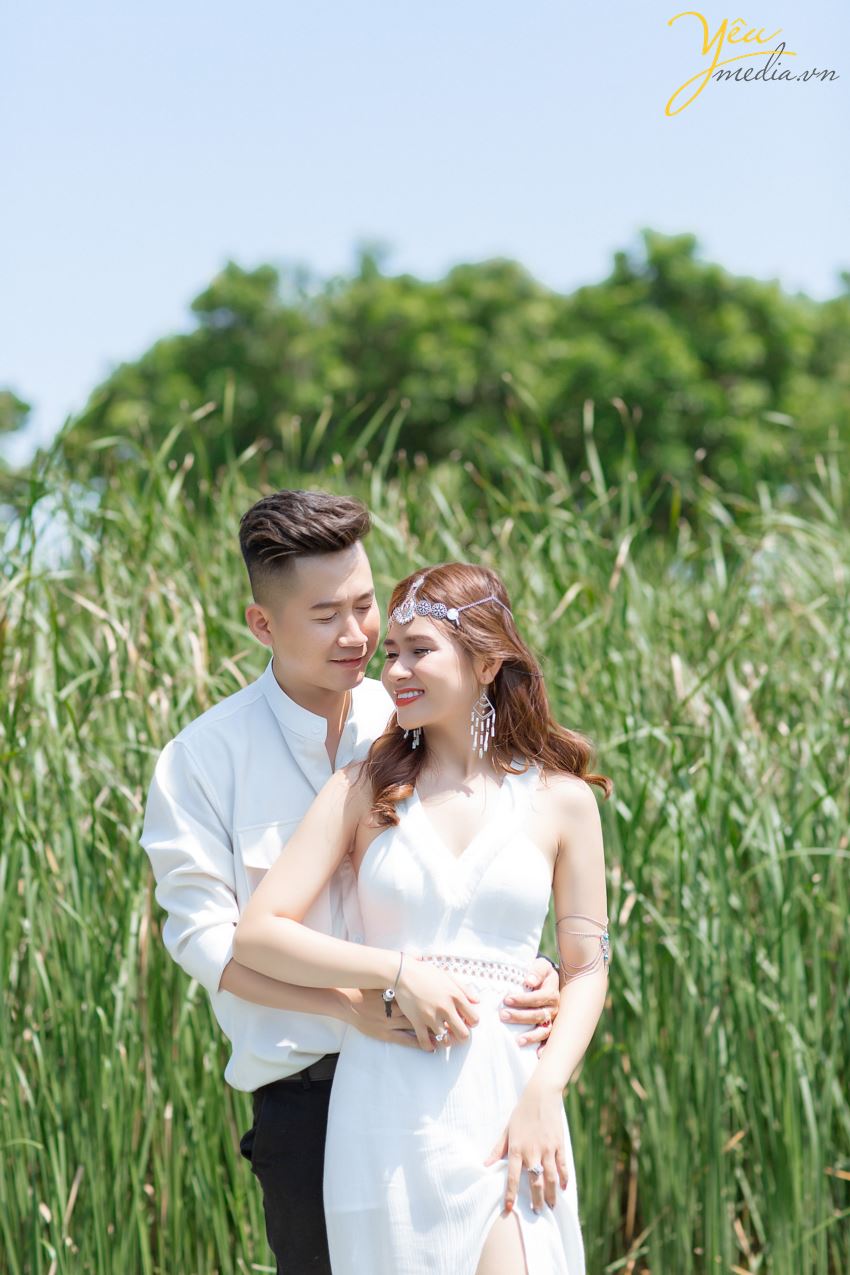 Lựa chọn Ninh Bình là địa điểm để chụp ảnh cưới là điều vô cùng mới lạ và hấp dẫn cho các cặp đôi. Đây là phim trường vô cùng tuyệt đẹp giúp cô dâu chú rể cùng hòa mình vào với thiên nhiên, với núi non, sông nước, đất trời. Vậy để có được một bộ album ảnh cưới đẹp, độc đáo thì bạn nhất định phải theo dõi ngay các địa điểm chụp ảnh cưới ở Ninh Bình cực hot và lãng mạn.