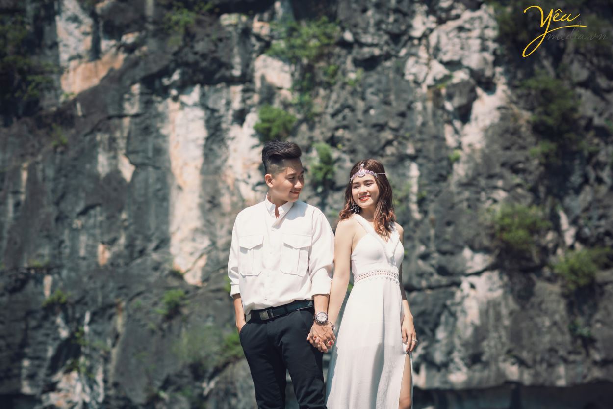 Lựa chọn Ninh Bình là địa điểm để chụp ảnh cưới là điều vô cùng mới lạ và hấp dẫn cho các cặp đôi. Đây là phim trường vô cùng tuyệt đẹp giúp cô dâu chú rể cùng hòa mình vào với thiên nhiên, với núi non, sông nước, đất trời. Vậy để có được một bộ album ảnh cưới đẹp, độc đáo thì bạn nhất định phải theo dõi ngay các địa điểm chụp ảnh cưới ở Ninh Bình cực hot và lãng mạn.