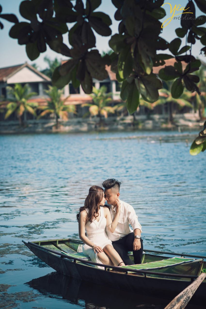 Lựa chọn Ninh Bình là địa điểm để chụp ảnh cưới là điều vô cùng mới lạ và hấp dẫn cho các cặp đôi. Đây là phim trường vô cùng tuyệt đẹp giúp cô dâu chú rể cùng hòa mình vào với thiên nhiên, với núi non, sông nước, đất trời. Vậy để có được một bộ album ảnh cưới đẹp, độc đáo thì bạn nhất định phải theo dõi ngay các địa điểm chụp ảnh cưới ở Ninh Bình cực hot và lãng mạn.