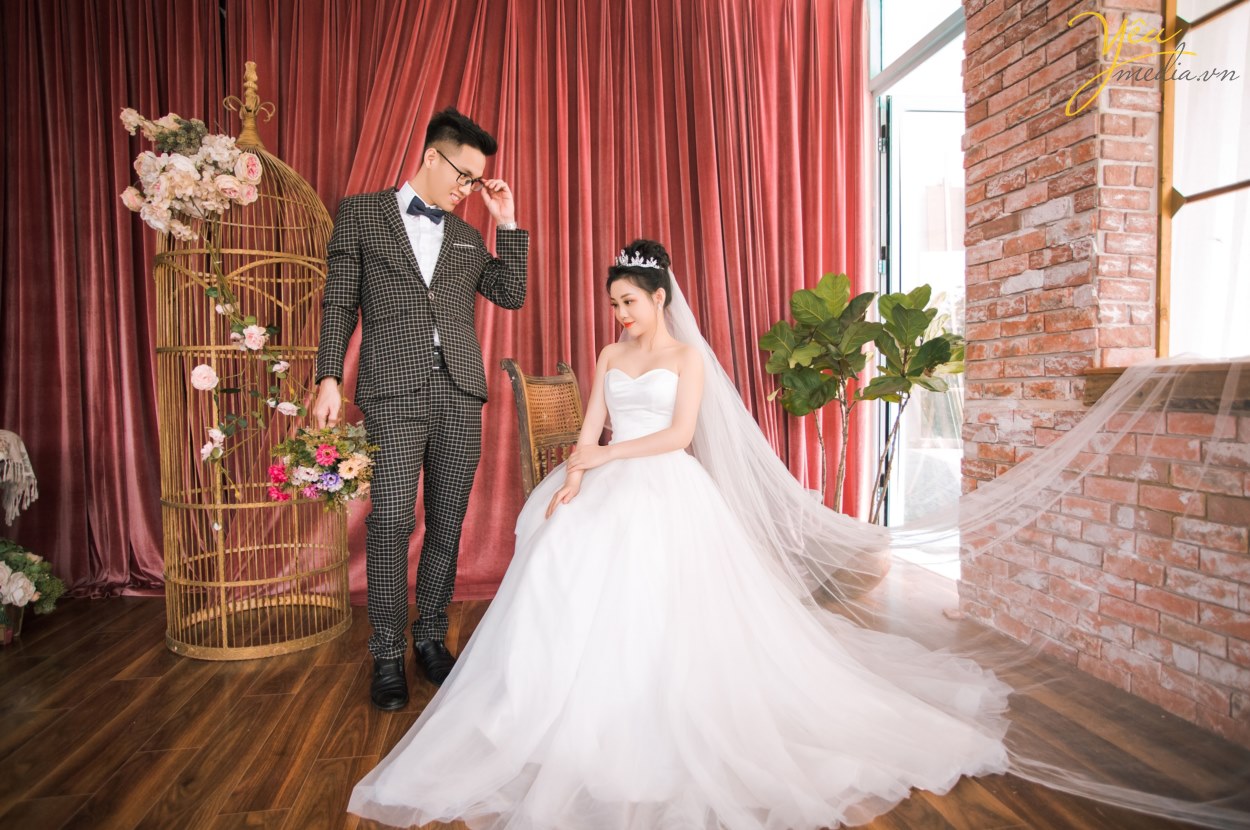 Xu hướng chụp ảnh cưới hiện đại, đơn giản đến từ xứ sở kim chi Hàn Quốc đang trở thành trào lưu rất được ưa chuộng trong thời gian gần đây ở các studio chụp ảnh cưới. Phong cách chụp ảnh cưới tự nhiên luôn là kiểu chụp hình cưới được nhiều cô dâu chú rể theo đuổi, làm thế nào để có bộ ảnh cưới vừa đẹp tự nhiên vừa tiết kiệm?