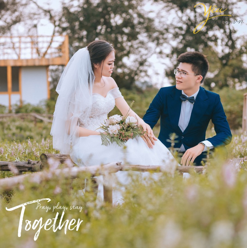 Vậy điểm mạnh của phim trường santorini khác phim trường khác ở chỗ nào? Phim trường Santorini Park tính giá vào chụp trọn gói, không tính phí theo giờ Phim trường có các gói chụp ảnh cùng dịch vụ đi kèm không giống các phim trường khác tính phí theo giờ nên các bạn sẽ rất thuận tiện cho việc lựa chọn, bạn sẽ không phải trả thêm phí hay lo lắng hết giờ chụp, tâm lý thoải mái hơn, không bị gò bó sẽ rảnh rang thay váy, làm tóc, trang điểm, và thử tạo nhiều dáng hơn có những shoot hình đặc biệt, cá tính.