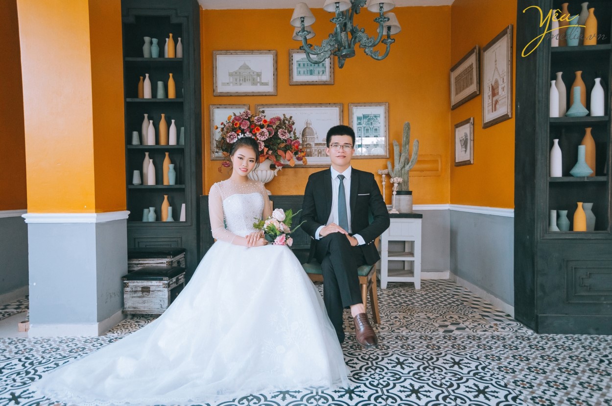 Vậy điểm mạnh của phim trường santorini khác phim trường khác ở chỗ nào? Phim trường Santorini Park tính giá vào chụp trọn gói, không tính phí theo giờ Phim trường có các gói chụp ảnh cùng dịch vụ đi kèm không giống các phim trường khác tính phí theo giờ nên các bạn sẽ rất thuận tiện cho việc lựa chọn, bạn sẽ không phải trả thêm phí hay lo lắng hết giờ chụp, tâm lý thoải mái hơn, không bị gò bó sẽ rảnh rang thay váy, làm tóc, trang điểm, và thử tạo nhiều dáng hơn có những shoot hình đặc biệt, cá tính.