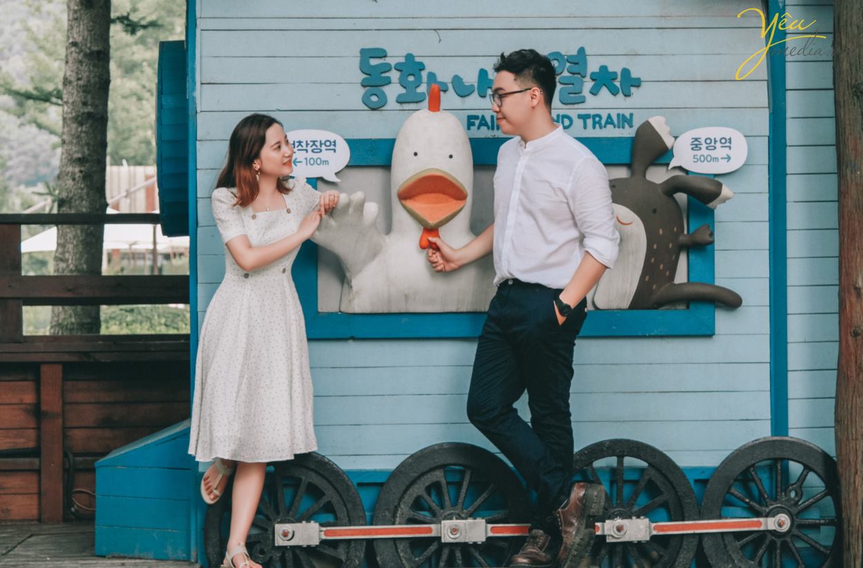 Một mối tình đẹp kết trái bằng một đám cưới lung linh và lưu giữ bằng một bộ ảnh cưới đáng nhớ. Chụp ảnh cưới đẹp tại Hàn Quốc để ghi dấu những khoảnh khắc đẹp đẽ nhất của các cặp đôi có lẽ là ý tưởng không thể nào tuyệt vời hơn.  Nếu cô dâu đáng yêu của bạn luôn ao ước được chụp ảnh cưới đẹp tại đất nước Hàn Quốc, còn bạn thì muốn dành cho nàng những kỉ niệm đáng nhớ. Vậy thì, cưới chỉ có một lần, tại sao lại không chọn tour chụp ảnh cưới tại Hàn Quốc vừa đẹp vừa ý nghĩa nhỉ.