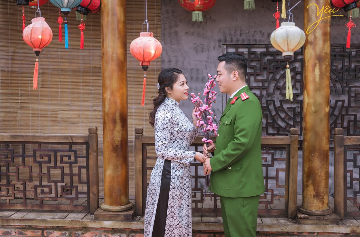 cô dâu nền nã trong bộ áo dài truyền thống