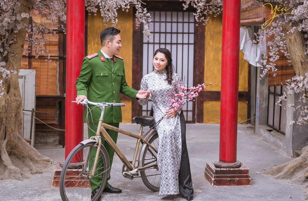 cô gái việt nam và chàng công an đẹp trai
