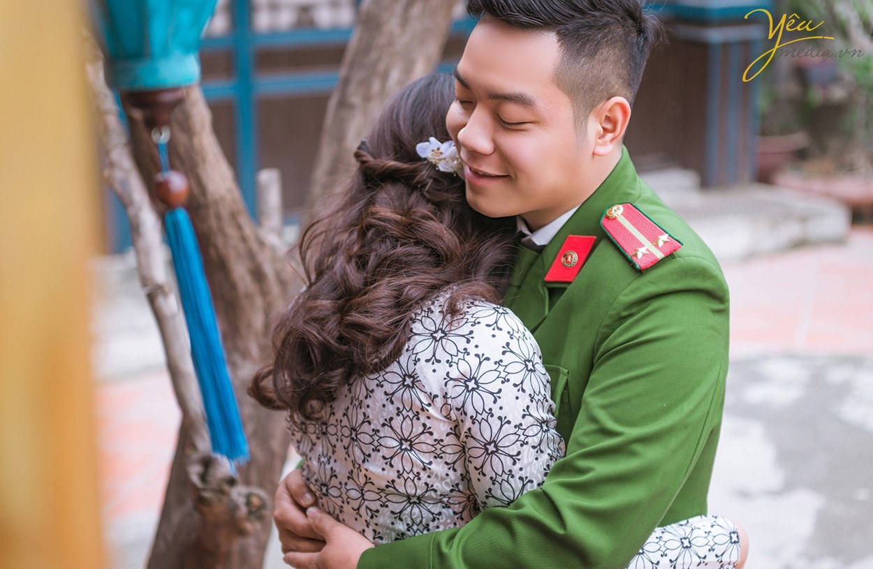 ôm nhau tình cảm trong khi chụp ảnh cưới