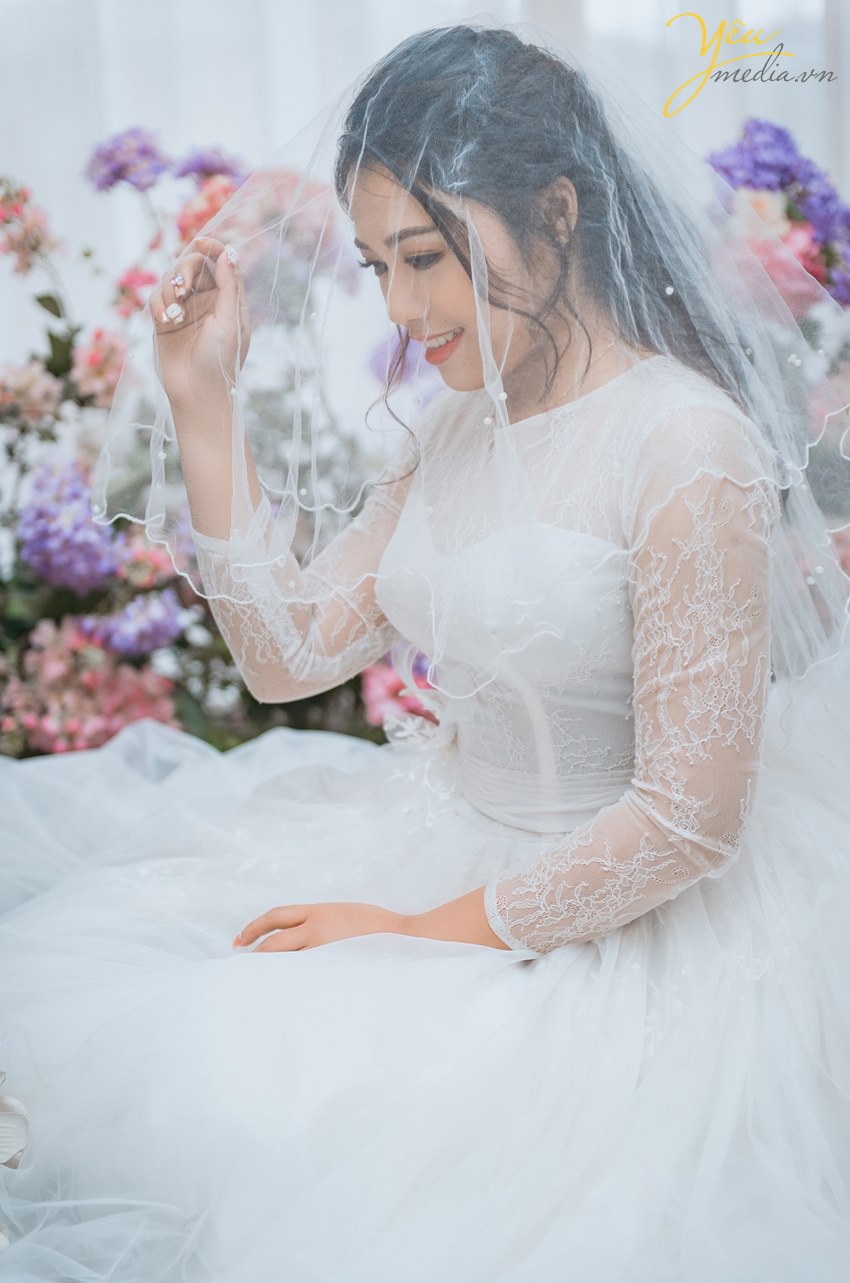 cô dâu xinh đẹp che mặt băng voan