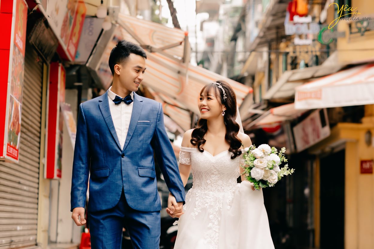 Chụp ảnh cưới trong phố cổ Hà Nội