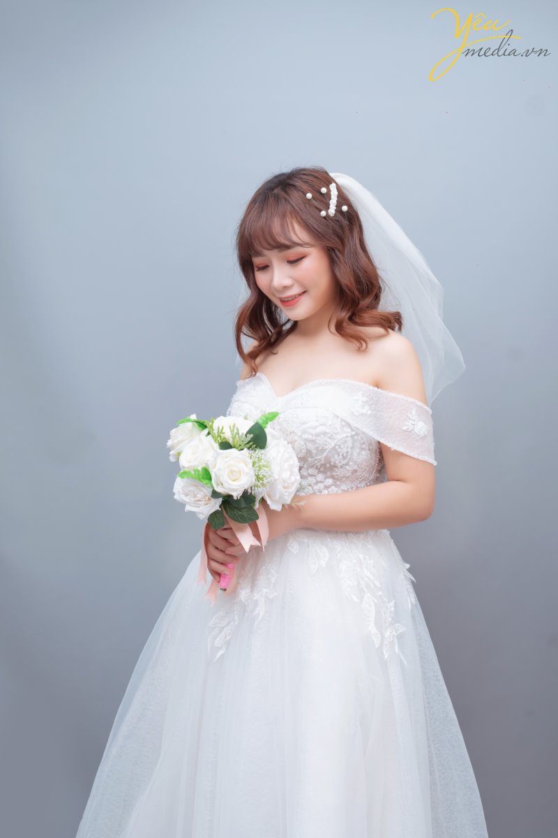 Concept chụp ảnh cưới phong cách Hàn Quốc tại studio đang là xu hướng mới nhất được giới trẻ yêu thích. Với sự tự nhiên nhẹ nhàng trong phong cách make up cùng bộ váy tinh tế và không kém phần sang trọng đã tạo nên điểm trẻ trung, tươi sáng cho các cô dâu. Đồng thời với phông nền chụp ảnh cưới trong nhà theo phong cách Hàn Quốc rất đơn giản nhẹ nhàng lại mang đến sức hút khó cưỡng khiến các cặp đôi muốn có ngay cho mình một album chụp ảnh cưới trong nhà theo phong cách Hàn Quốc.