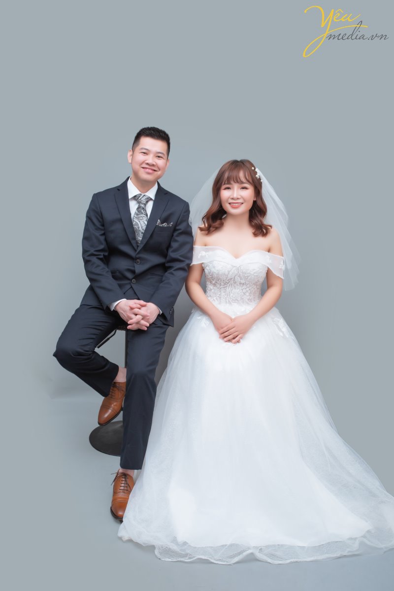 Concept chụp ảnh cưới phong cách Hàn Quốc tại studio đang là xu hướng mới nhất được giới trẻ yêu thích. Với sự tự nhiên nhẹ nhàng trong phong cách make up cùng bộ váy tinh tế và không kém phần sang trọng đã tạo nên điểm trẻ trung, tươi sáng cho các cô dâu. Đồng thời với phông nền chụp ảnh cưới trong nhà theo phong cách Hàn Quốc rất đơn giản nhẹ nhàng lại mang đến sức hút khó cưỡng khiến các cặp đôi muốn có ngay cho mình một album chụp ảnh cưới trong nhà theo phong cách Hàn Quốc.