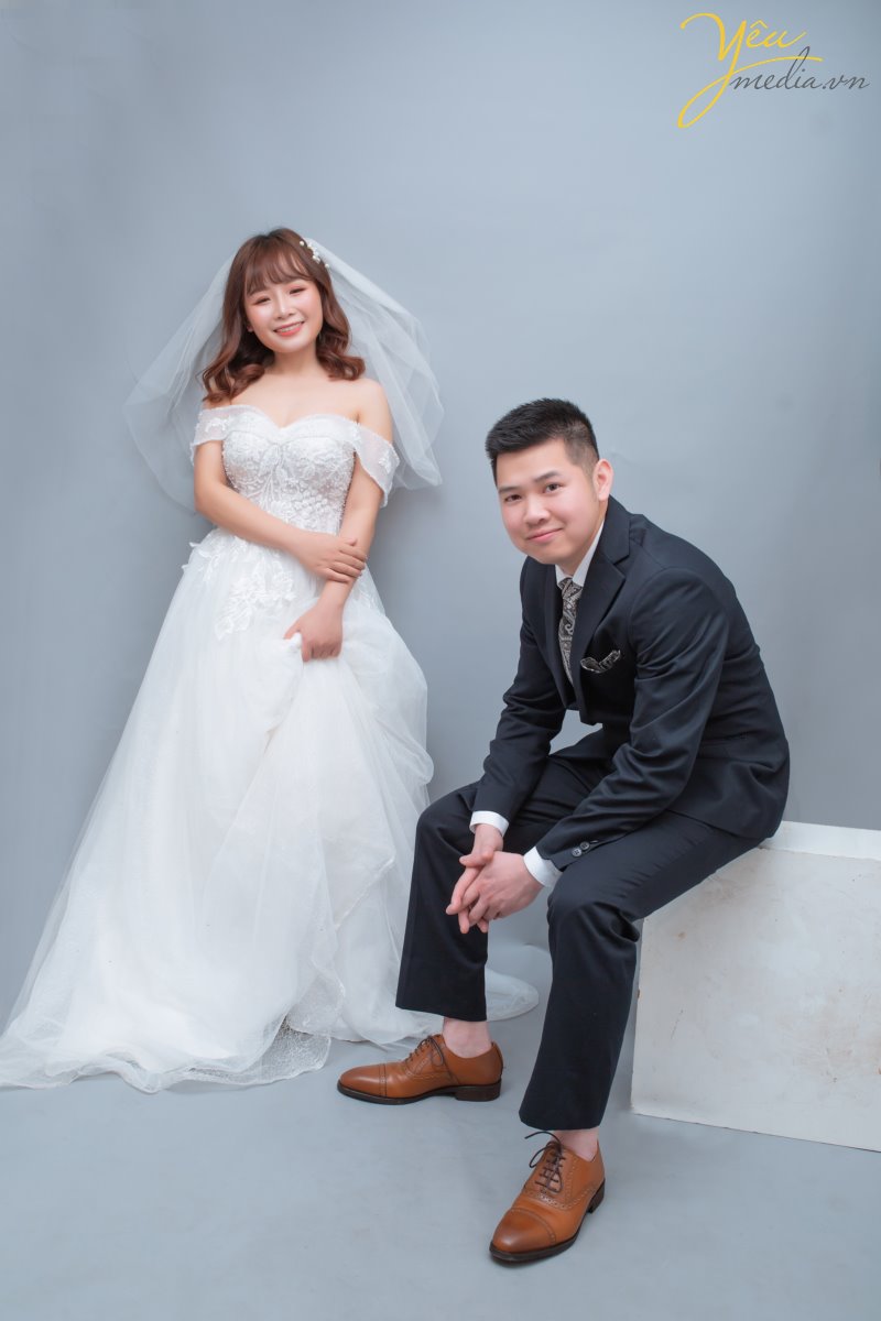 Concept chụp ảnh cưới phong cách Hàn Quốc tại studio đang là xu hướng mới nhất được giới trẻ yêu thích. Với sự tự nhiên nhẹ nhàng trong phong cách make up cùng bộ váy tinh tế và không kém phần sang trọng đã tạo nên điểm trẻ trung, tươi sáng cho các cô dâu. Đồng thời với phông nền chụp ảnh cưới trong nhà theo phong cách Hàn Quốc rất đơn giản nhẹ nhàng lại mang đến sức hút khó cưỡng khiến các cặp đôi muốn có ngay cho mình một album chụp ảnh cưới trong nhà theo phong cách Hàn Quốc.