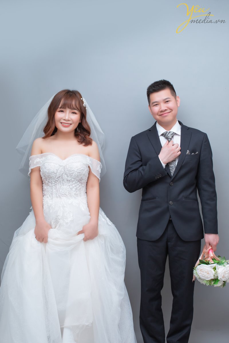 Concept chụp ảnh cưới phong cách Hàn Quốc tại studio đang là xu hướng mới nhất được giới trẻ yêu thích. Với sự tự nhiên nhẹ nhàng trong phong cách make up cùng bộ váy tinh tế và không kém phần sang trọng đã tạo nên điểm trẻ trung, tươi sáng cho các cô dâu. Đồng thời với phông nền chụp ảnh cưới trong nhà theo phong cách Hàn Quốc rất đơn giản nhẹ nhàng lại mang đến sức hút khó cưỡng khiến các cặp đôi muốn có ngay cho mình một album chụp ảnh cưới trong nhà theo phong cách Hàn Quốc.