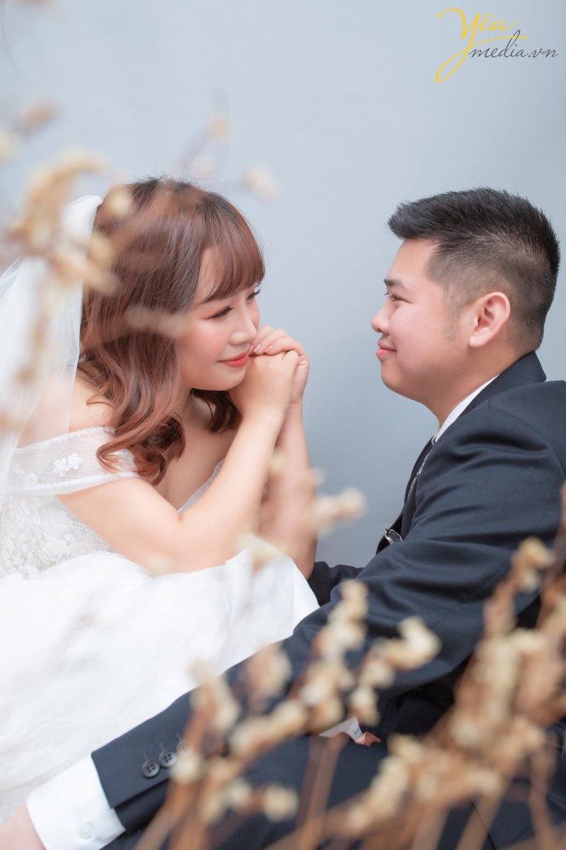 Concept chụp ảnh cưới phong cách Hàn Quốc tại studio đang là xu hướng mới nhất được giới trẻ yêu thích. Với sự tự nhiên nhẹ nhàng trong phong cách make up cùng bộ váy tinh tế và không kém phần sang trọng đã tạo nên điểm trẻ trung, tươi sáng cho các cô dâu. Đồng thời với phông nền chụp ảnh cưới trong nhà theo phong cách Hàn Quốc rất đơn giản nhẹ nhàng lại mang đến sức hút khó cưỡng khiến các cặp đôi muốn có ngay cho mình một album chụp ảnh cưới trong nhà theo phong cách Hàn Quốc.