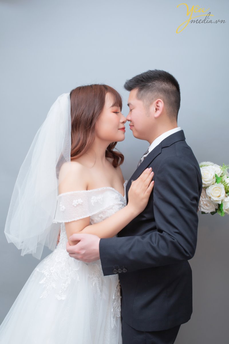 Concept chụp ảnh cưới phong cách Hàn Quốc tại studio đang là xu hướng mới nhất được giới trẻ yêu thích. Với sự tự nhiên nhẹ nhàng trong phong cách make up cùng bộ váy tinh tế và không kém phần sang trọng đã tạo nên điểm trẻ trung, tươi sáng cho các cô dâu. Đồng thời với phông nền chụp ảnh cưới trong nhà theo phong cách Hàn Quốc rất đơn giản nhẹ nhàng lại mang đến sức hút khó cưỡng khiến các cặp đôi muốn có ngay cho mình một album chụp ảnh cưới trong nhà theo phong cách Hàn Quốc.