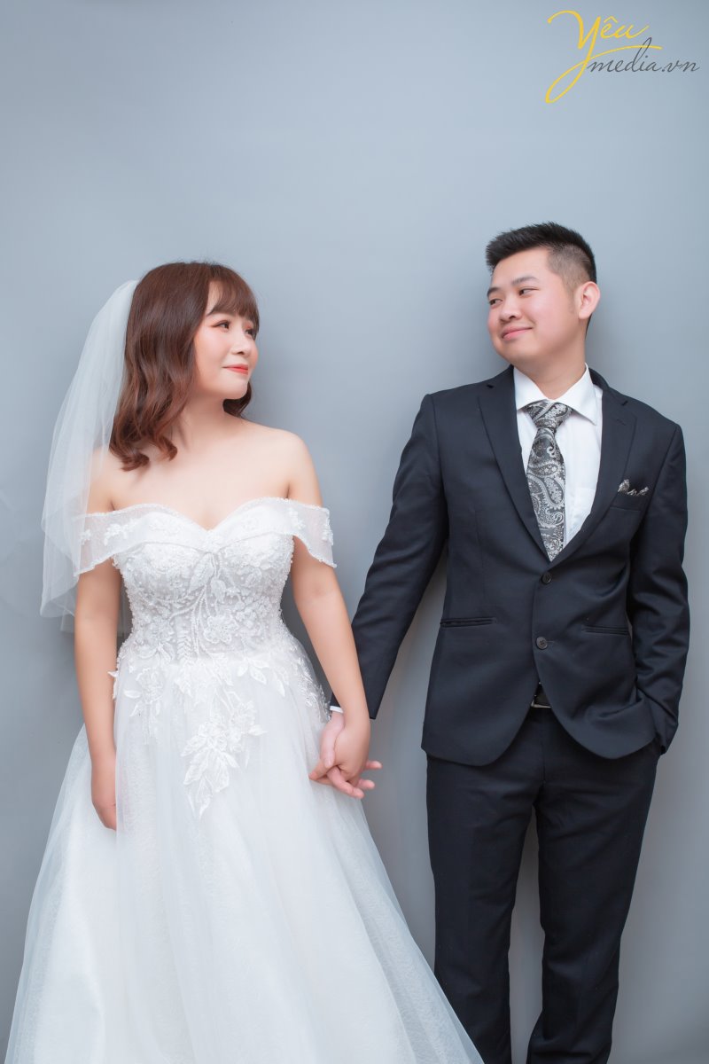 Concept chụp ảnh cưới phong cách Hàn Quốc tại studio đang là xu hướng mới nhất được giới trẻ yêu thích. Với sự tự nhiên nhẹ nhàng trong phong cách make up cùng bộ váy tinh tế và không kém phần sang trọng đã tạo nên điểm trẻ trung, tươi sáng cho các cô dâu. Đồng thời với phông nền chụp ảnh cưới trong nhà theo phong cách Hàn Quốc rất đơn giản nhẹ nhàng lại mang đến sức hút khó cưỡng khiến các cặp đôi muốn có ngay cho mình một album chụp ảnh cưới trong nhà theo phong cách Hàn Quốc.