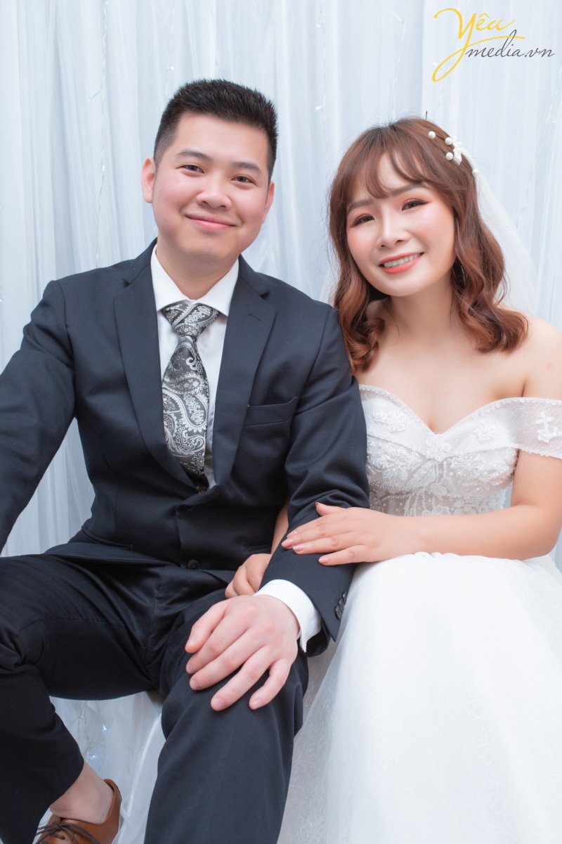 Concept chụp ảnh cưới phong cách Hàn Quốc tại studio đang là xu hướng mới nhất được giới trẻ yêu thích. Với sự tự nhiên nhẹ nhàng trong phong cách make up cùng bộ váy tinh tế và không kém phần sang trọng đã tạo nên điểm trẻ trung, tươi sáng cho các cô dâu. Đồng thời với phông nền chụp ảnh cưới trong nhà theo phong cách Hàn Quốc rất đơn giản nhẹ nhàng lại mang đến sức hút khó cưỡng khiến các cặp đôi muốn có ngay cho mình một album chụp ảnh cưới trong nhà theo phong cách Hàn Quốc.