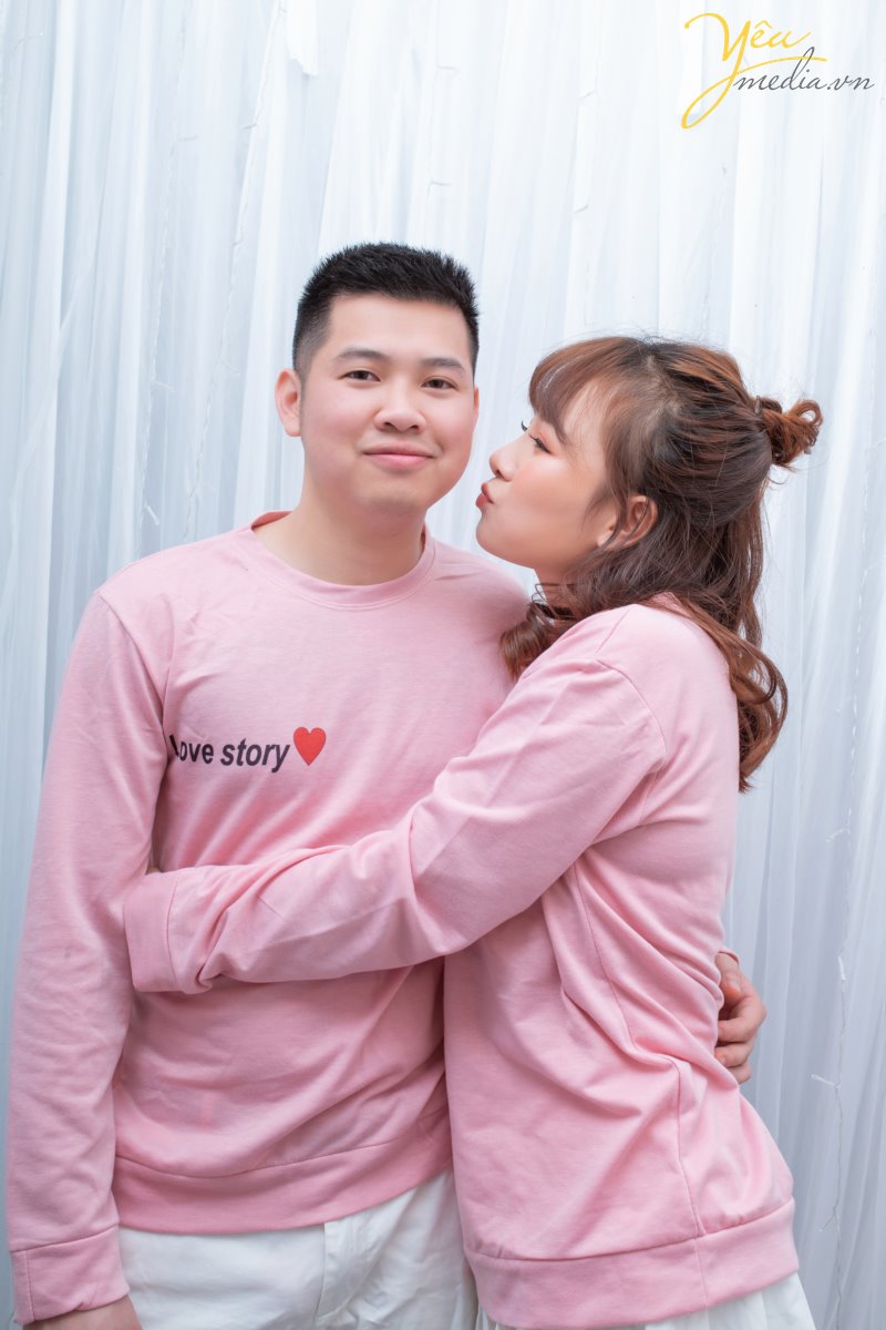 Concept chụp ảnh cưới phong cách Hàn Quốc tại studio đang là xu hướng mới nhất được giới trẻ yêu thích. Với sự tự nhiên nhẹ nhàng trong phong cách make up cùng bộ váy tinh tế và không kém phần sang trọng đã tạo nên điểm trẻ trung, tươi sáng cho các cô dâu. Đồng thời với phông nền chụp ảnh cưới trong nhà theo phong cách Hàn Quốc rất đơn giản nhẹ nhàng lại mang đến sức hút khó cưỡng khiến các cặp đôi muốn có ngay cho mình một album chụp ảnh cưới trong nhà theo phong cách Hàn Quốc.