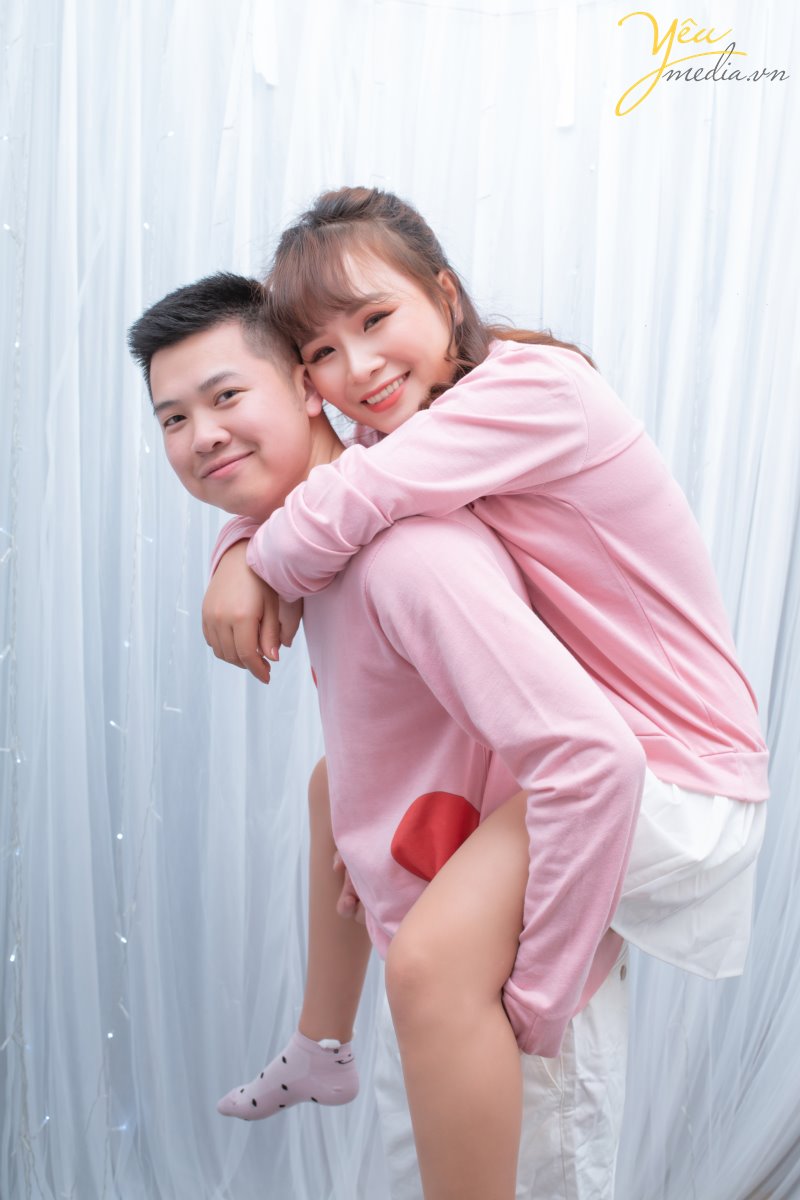 Concept chụp ảnh cưới phong cách Hàn Quốc tại studio đang là xu hướng mới nhất được giới trẻ yêu thích. Với sự tự nhiên nhẹ nhàng trong phong cách make up cùng bộ váy tinh tế và không kém phần sang trọng đã tạo nên điểm trẻ trung, tươi sáng cho các cô dâu. Đồng thời với phông nền chụp ảnh cưới trong nhà theo phong cách Hàn Quốc rất đơn giản nhẹ nhàng lại mang đến sức hút khó cưỡng khiến các cặp đôi muốn có ngay cho mình một album chụp ảnh cưới trong nhà theo phong cách Hàn Quốc.