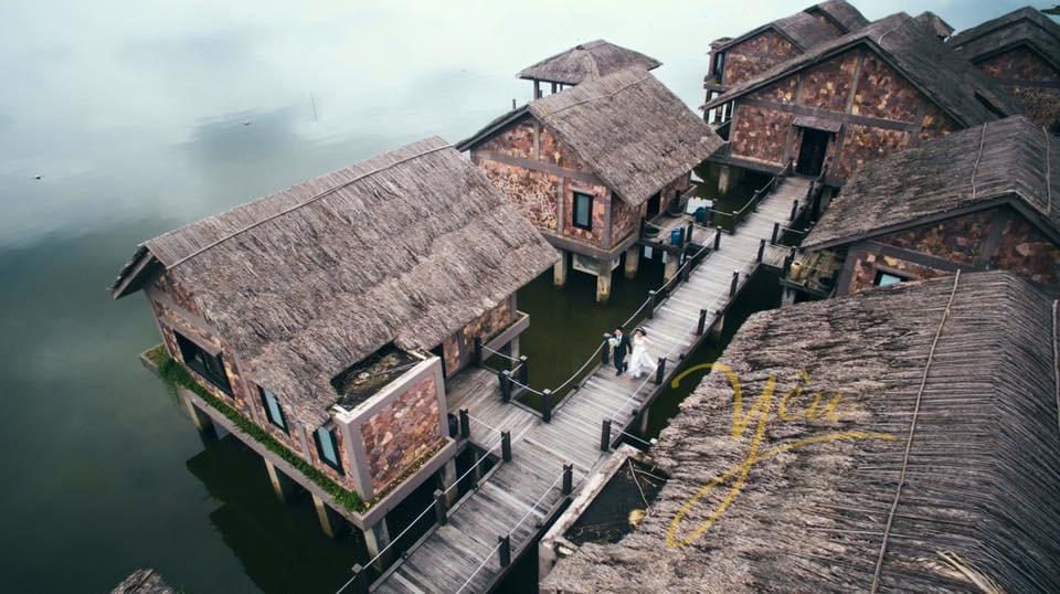 ảnh chụp trên cao flycam cô dâu chú rể đi trên cầu