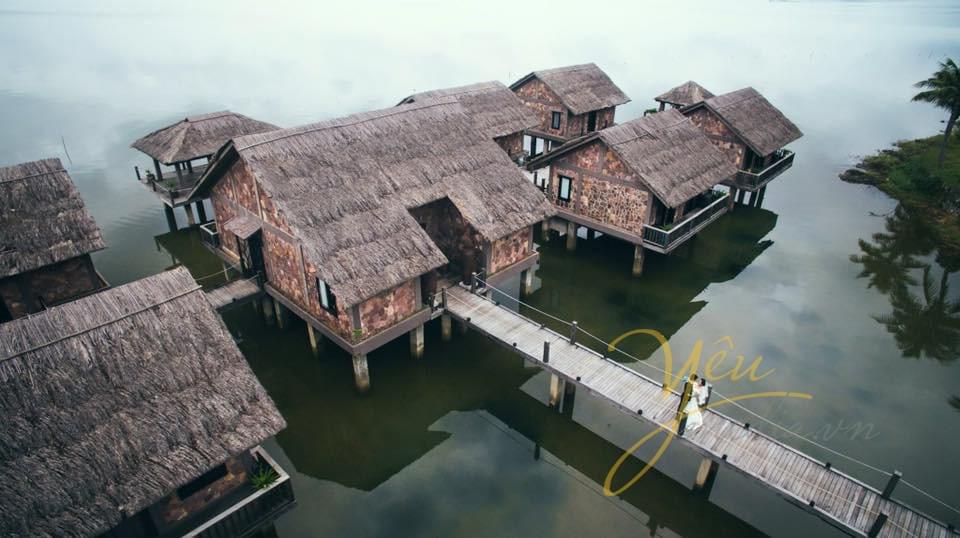 ảnh cưới chụp trên cao nhà trên ao