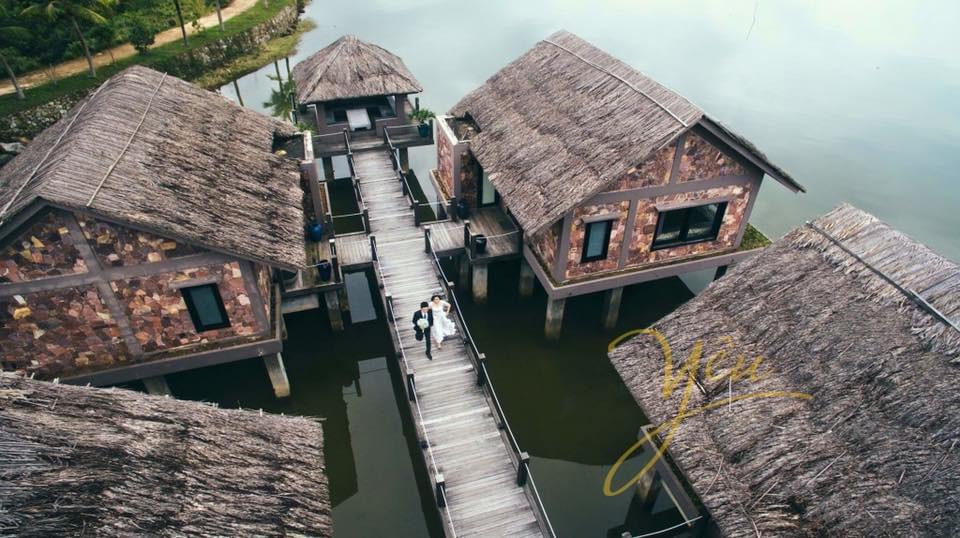 ảnh chụp cưới trên nóc nhà trên biển