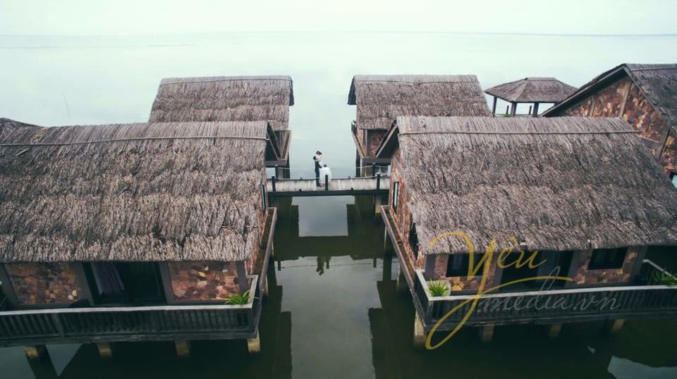 ảnh chụp cô dâu chú rể khoác tay nhau trên cầu chụp từ trên cao