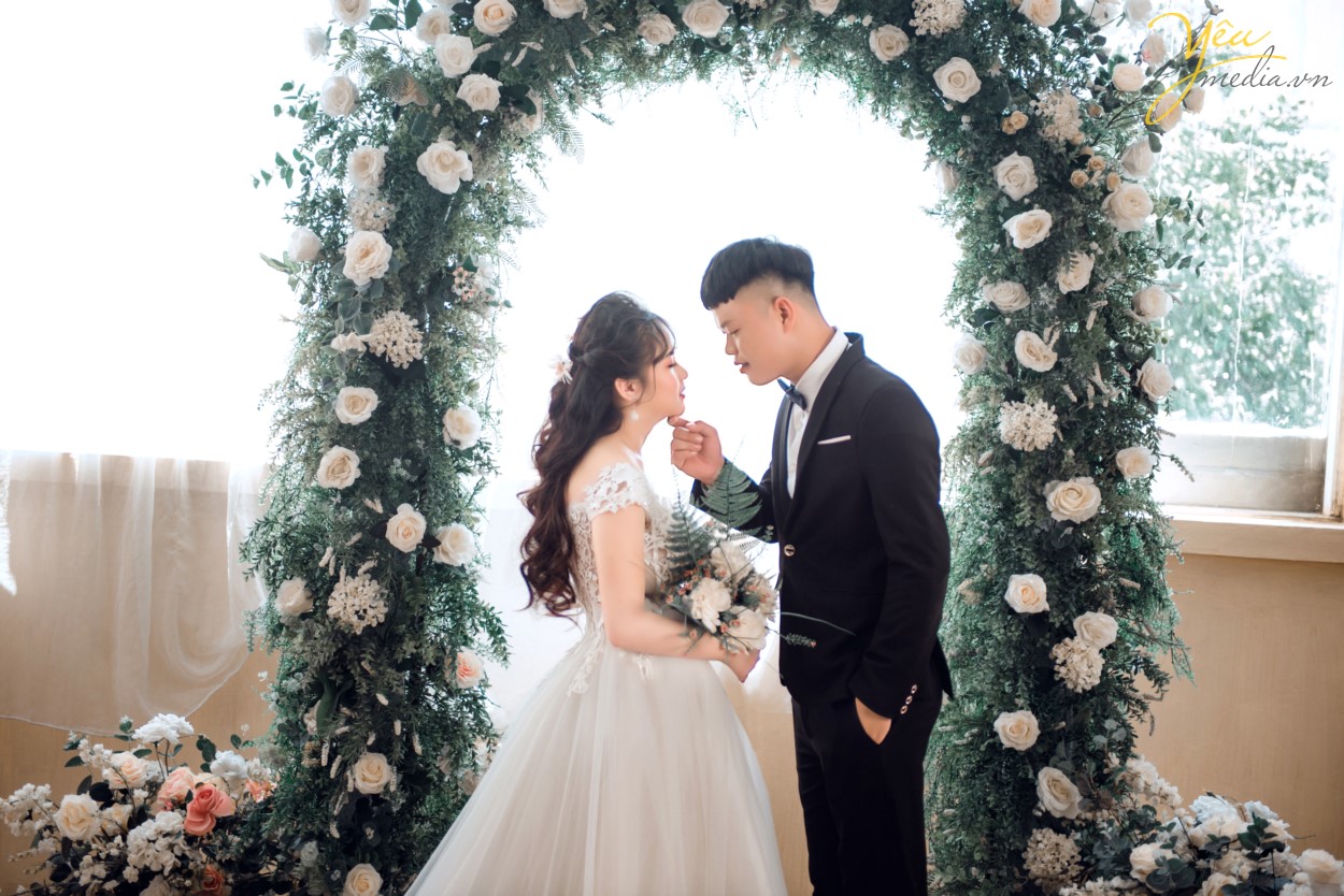 Phong cách chụp ảnh cưới đơn giản Xu hướng chụp hình cưới mộc mạc và đơn giản đang được rất nhiều cô dâu chú rể chọn lựa. Thay vì cầu kỳ với váy cưới lộng lẫy, các cặp đôi có thể lựa chọn cách chụp tự nhiên hơn cho mình với trang phục đơn giản. Những bức ảnh sẽ trở nên vui tươi và tinh nghịch hơn làm cho album ảnh cưới của bạn không có cảm giác bị cứng nhắc hay hình thức. Cặp đôi sẽ thể hiện tình cảm, trao nhau ánh mắt, nụ cười trìu mến, với những cử chỉ thân mật yêu thương như cái ôm nhẹ nhàng âu yếm, cái hôn má ngọt ngào hay tay trong tay hạnh phúc. Khoảnh khắc cận cảnh gương mặt tràn đầy tình yêu và ánh mắt nồng nàn của các cặp đôi dành cho nhau, tạo cho bức ảnh tràn đầy sự lãng mạn. Yêu Media hân hạnh phục vụ cặp đôi Chương - Hương trong phim trường Rosa với những tiêu chí này! Chúc cho cặp đôi mãi mãi hạnh phúc!