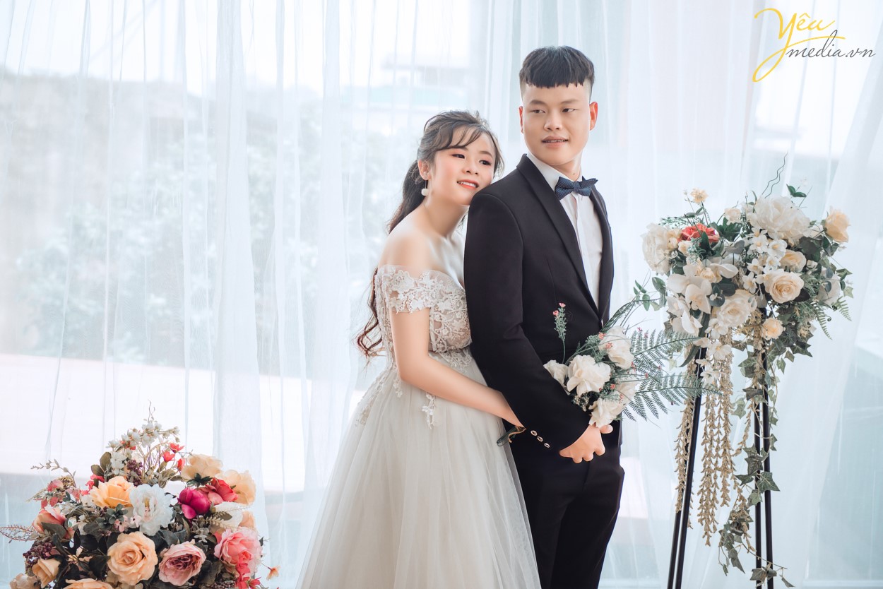 Phong cách chụp ảnh cưới đơn giản Xu hướng chụp hình cưới mộc mạc và đơn giản đang được rất nhiều cô dâu chú rể chọn lựa. Thay vì cầu kỳ với váy cưới lộng lẫy, các cặp đôi có thể lựa chọn cách chụp tự nhiên hơn cho mình với trang phục đơn giản. Những bức ảnh sẽ trở nên vui tươi và tinh nghịch hơn làm cho album ảnh cưới của bạn không có cảm giác bị cứng nhắc hay hình thức. Cặp đôi sẽ thể hiện tình cảm, trao nhau ánh mắt, nụ cười trìu mến, với những cử chỉ thân mật yêu thương như cái ôm nhẹ nhàng âu yếm, cái hôn má ngọt ngào hay tay trong tay hạnh phúc. Khoảnh khắc cận cảnh gương mặt tràn đầy tình yêu và ánh mắt nồng nàn của các cặp đôi dành cho nhau, tạo cho bức ảnh tràn đầy sự lãng mạn. Yêu Media hân hạnh phục vụ cặp đôi Chương - Hương trong phim trường Rosa với những tiêu chí này! Chúc cho cặp đôi mãi mãi hạnh phúc!