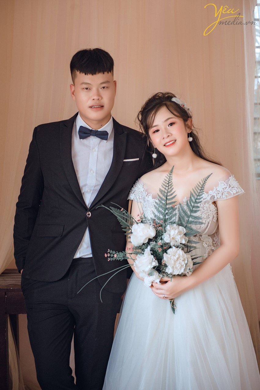 Phong cách chụp ảnh cưới đơn giản Xu hướng chụp hình cưới mộc mạc và đơn giản đang được rất nhiều cô dâu chú rể chọn lựa. Thay vì cầu kỳ với váy cưới lộng lẫy, các cặp đôi có thể lựa chọn cách chụp tự nhiên hơn cho mình với trang phục đơn giản. Những bức ảnh sẽ trở nên vui tươi và tinh nghịch hơn làm cho album ảnh cưới của bạn không có cảm giác bị cứng nhắc hay hình thức. Cặp đôi sẽ thể hiện tình cảm, trao nhau ánh mắt, nụ cười trìu mến, với những cử chỉ thân mật yêu thương như cái ôm nhẹ nhàng âu yếm, cái hôn má ngọt ngào hay tay trong tay hạnh phúc. Khoảnh khắc cận cảnh gương mặt tràn đầy tình yêu và ánh mắt nồng nàn của các cặp đôi dành cho nhau, tạo cho bức ảnh tràn đầy sự lãng mạn. Yêu Media hân hạnh phục vụ cặp đôi Chương - Hương trong phim trường Rosa với những tiêu chí này! Chúc cho cặp đôi mãi mãi hạnh phúc!