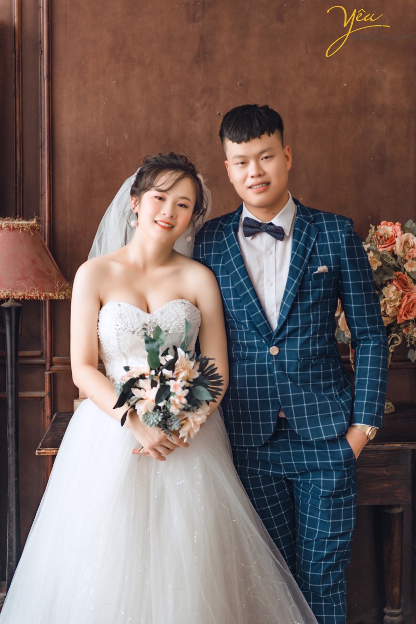 Phong cách chụp ảnh cưới đơn giản Xu hướng chụp hình cưới mộc mạc và đơn giản đang được rất nhiều cô dâu chú rể chọn lựa. Thay vì cầu kỳ với váy cưới lộng lẫy, các cặp đôi có thể lựa chọn cách chụp tự nhiên hơn cho mình với trang phục đơn giản. Những bức ảnh sẽ trở nên vui tươi và tinh nghịch hơn làm cho album ảnh cưới của bạn không có cảm giác bị cứng nhắc hay hình thức. Cặp đôi sẽ thể hiện tình cảm, trao nhau ánh mắt, nụ cười trìu mến, với những cử chỉ thân mật yêu thương như cái ôm nhẹ nhàng âu yếm, cái hôn má ngọt ngào hay tay trong tay hạnh phúc. Khoảnh khắc cận cảnh gương mặt tràn đầy tình yêu và ánh mắt nồng nàn của các cặp đôi dành cho nhau, tạo cho bức ảnh tràn đầy sự lãng mạn. Yêu Media hân hạnh phục vụ cặp đôi Chương - Hương trong phim trường Rosa với những tiêu chí này! Chúc cho cặp đôi mãi mãi hạnh phúc!