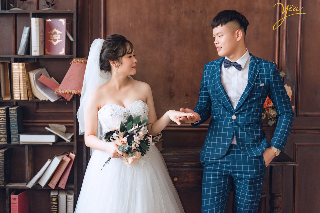 Phong cách chụp ảnh cưới đơn giản Xu hướng chụp hình cưới mộc mạc và đơn giản đang được rất nhiều cô dâu chú rể chọn lựa. Thay vì cầu kỳ với váy cưới lộng lẫy, các cặp đôi có thể lựa chọn cách chụp tự nhiên hơn cho mình với trang phục đơn giản. Những bức ảnh sẽ trở nên vui tươi và tinh nghịch hơn làm cho album ảnh cưới của bạn không có cảm giác bị cứng nhắc hay hình thức. Cặp đôi sẽ thể hiện tình cảm, trao nhau ánh mắt, nụ cười trìu mến, với những cử chỉ thân mật yêu thương như cái ôm nhẹ nhàng âu yếm, cái hôn má ngọt ngào hay tay trong tay hạnh phúc. Khoảnh khắc cận cảnh gương mặt tràn đầy tình yêu và ánh mắt nồng nàn của các cặp đôi dành cho nhau, tạo cho bức ảnh tràn đầy sự lãng mạn. Yêu Media hân hạnh phục vụ cặp đôi Chương - Hương trong phim trường Rosa với những tiêu chí này! Chúc cho cặp đôi mãi mãi hạnh phúc!