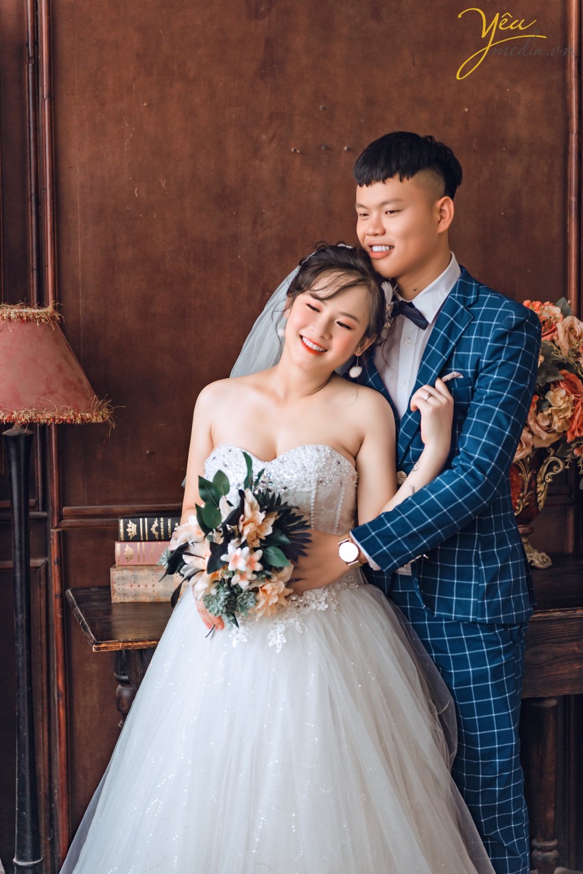 Phong cách chụp ảnh cưới đơn giản Xu hướng chụp hình cưới mộc mạc và đơn giản đang được rất nhiều cô dâu chú rể chọn lựa. Thay vì cầu kỳ với váy cưới lộng lẫy, các cặp đôi có thể lựa chọn cách chụp tự nhiên hơn cho mình với trang phục đơn giản. Những bức ảnh sẽ trở nên vui tươi và tinh nghịch hơn làm cho album ảnh cưới của bạn không có cảm giác bị cứng nhắc hay hình thức. Cặp đôi sẽ thể hiện tình cảm, trao nhau ánh mắt, nụ cười trìu mến, với những cử chỉ thân mật yêu thương như cái ôm nhẹ nhàng âu yếm, cái hôn má ngọt ngào hay tay trong tay hạnh phúc. Khoảnh khắc cận cảnh gương mặt tràn đầy tình yêu và ánh mắt nồng nàn của các cặp đôi dành cho nhau, tạo cho bức ảnh tràn đầy sự lãng mạn. Yêu Media hân hạnh phục vụ cặp đôi Chương - Hương trong phim trường Rosa với những tiêu chí này! Chúc cho cặp đôi mãi mãi hạnh phúc!