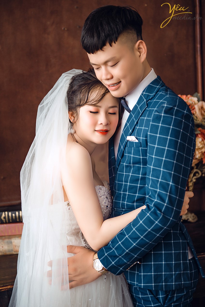 Phong cách chụp ảnh cưới đơn giản Xu hướng chụp hình cưới mộc mạc và đơn giản đang được rất nhiều cô dâu chú rể chọn lựa. Thay vì cầu kỳ với váy cưới lộng lẫy, các cặp đôi có thể lựa chọn cách chụp tự nhiên hơn cho mình với trang phục đơn giản. Những bức ảnh sẽ trở nên vui tươi và tinh nghịch hơn làm cho album ảnh cưới của bạn không có cảm giác bị cứng nhắc hay hình thức. Cặp đôi sẽ thể hiện tình cảm, trao nhau ánh mắt, nụ cười trìu mến, với những cử chỉ thân mật yêu thương như cái ôm nhẹ nhàng âu yếm, cái hôn má ngọt ngào hay tay trong tay hạnh phúc. Khoảnh khắc cận cảnh gương mặt tràn đầy tình yêu và ánh mắt nồng nàn của các cặp đôi dành cho nhau, tạo cho bức ảnh tràn đầy sự lãng mạn. Yêu Media hân hạnh phục vụ cặp đôi Chương - Hương trong phim trường Rosa với những tiêu chí này! Chúc cho cặp đôi mãi mãi hạnh phúc!