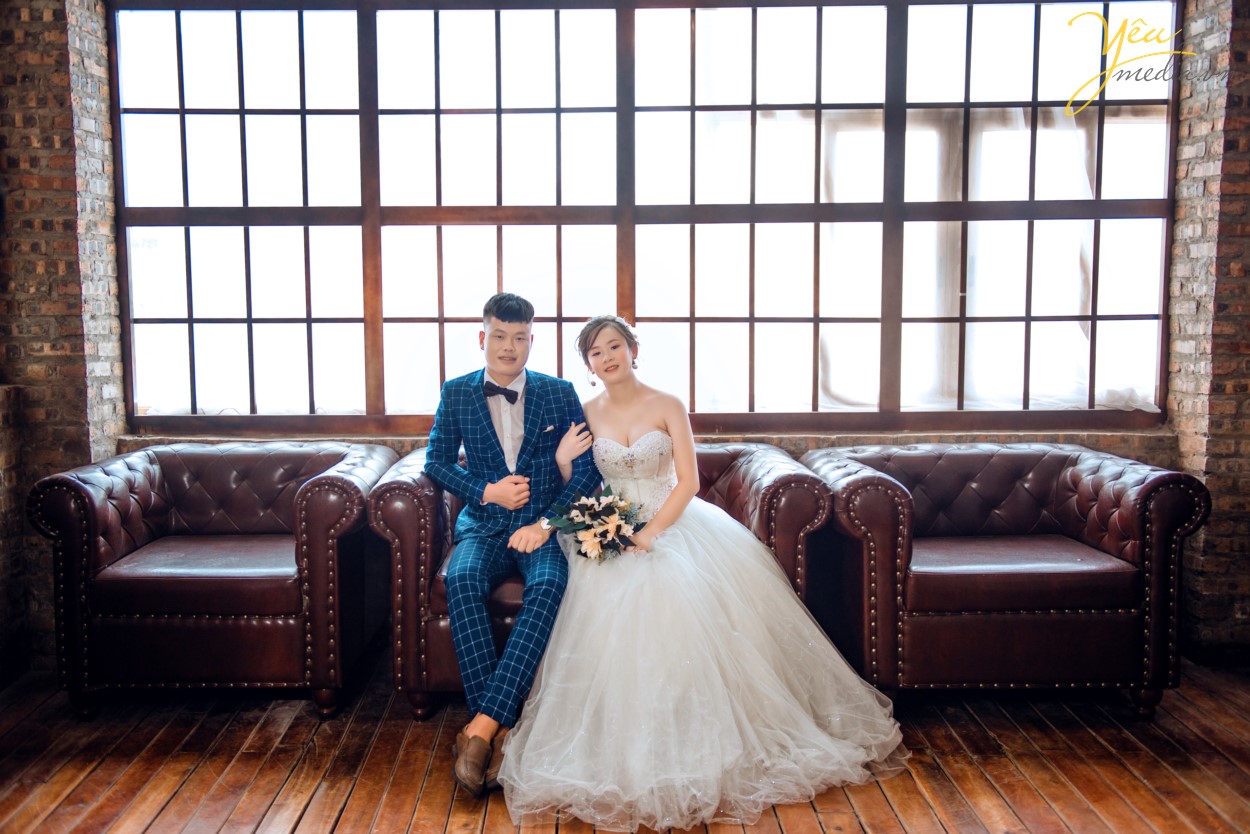 Phong cách chụp ảnh cưới đơn giản Xu hướng chụp hình cưới mộc mạc và đơn giản đang được rất nhiều cô dâu chú rể chọn lựa. Thay vì cầu kỳ với váy cưới lộng lẫy, các cặp đôi có thể lựa chọn cách chụp tự nhiên hơn cho mình với trang phục đơn giản. Những bức ảnh sẽ trở nên vui tươi và tinh nghịch hơn làm cho album ảnh cưới của bạn không có cảm giác bị cứng nhắc hay hình thức. Cặp đôi sẽ thể hiện tình cảm, trao nhau ánh mắt, nụ cười trìu mến, với những cử chỉ thân mật yêu thương như cái ôm nhẹ nhàng âu yếm, cái hôn má ngọt ngào hay tay trong tay hạnh phúc. Khoảnh khắc cận cảnh gương mặt tràn đầy tình yêu và ánh mắt nồng nàn của các cặp đôi dành cho nhau, tạo cho bức ảnh tràn đầy sự lãng mạn. Yêu Media hân hạnh phục vụ cặp đôi Chương - Hương trong phim trường Rosa với những tiêu chí này! Chúc cho cặp đôi mãi mãi hạnh phúc!