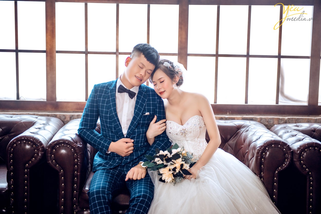 Phong cách chụp ảnh cưới đơn giản Xu hướng chụp hình cưới mộc mạc và đơn giản đang được rất nhiều cô dâu chú rể chọn lựa. Thay vì cầu kỳ với váy cưới lộng lẫy, các cặp đôi có thể lựa chọn cách chụp tự nhiên hơn cho mình với trang phục đơn giản. Những bức ảnh sẽ trở nên vui tươi và tinh nghịch hơn làm cho album ảnh cưới của bạn không có cảm giác bị cứng nhắc hay hình thức. Cặp đôi sẽ thể hiện tình cảm, trao nhau ánh mắt, nụ cười trìu mến, với những cử chỉ thân mật yêu thương như cái ôm nhẹ nhàng âu yếm, cái hôn má ngọt ngào hay tay trong tay hạnh phúc. Khoảnh khắc cận cảnh gương mặt tràn đầy tình yêu và ánh mắt nồng nàn của các cặp đôi dành cho nhau, tạo cho bức ảnh tràn đầy sự lãng mạn. Yêu Media hân hạnh phục vụ cặp đôi Chương - Hương trong phim trường Rosa với những tiêu chí này! Chúc cho cặp đôi mãi mãi hạnh phúc!