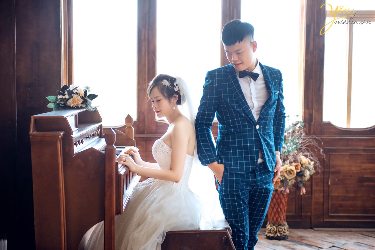 Phong cách chụp ảnh cưới đơn giản Xu hướng chụp hình cưới mộc mạc và đơn giản đang được rất nhiều cô dâu chú rể chọn lựa. Thay vì cầu kỳ với váy cưới lộng lẫy, các cặp đôi có thể lựa chọn cách chụp tự nhiên hơn cho mình với trang phục đơn giản. Những bức ảnh sẽ trở nên vui tươi và tinh nghịch hơn làm cho album ảnh cưới của bạn không có cảm giác bị cứng nhắc hay hình thức. Cặp đôi sẽ thể hiện tình cảm, trao nhau ánh mắt, nụ cười trìu mến, với những cử chỉ thân mật yêu thương như cái ôm nhẹ nhàng âu yếm, cái hôn má ngọt ngào hay tay trong tay hạnh phúc. Khoảnh khắc cận cảnh gương mặt tràn đầy tình yêu và ánh mắt nồng nàn của các cặp đôi dành cho nhau, tạo cho bức ảnh tràn đầy sự lãng mạn. Yêu Media hân hạnh phục vụ cặp đôi Chương - Hương trong phim trường Rosa với những tiêu chí này! Chúc cho cặp đôi mãi mãi hạnh phúc!