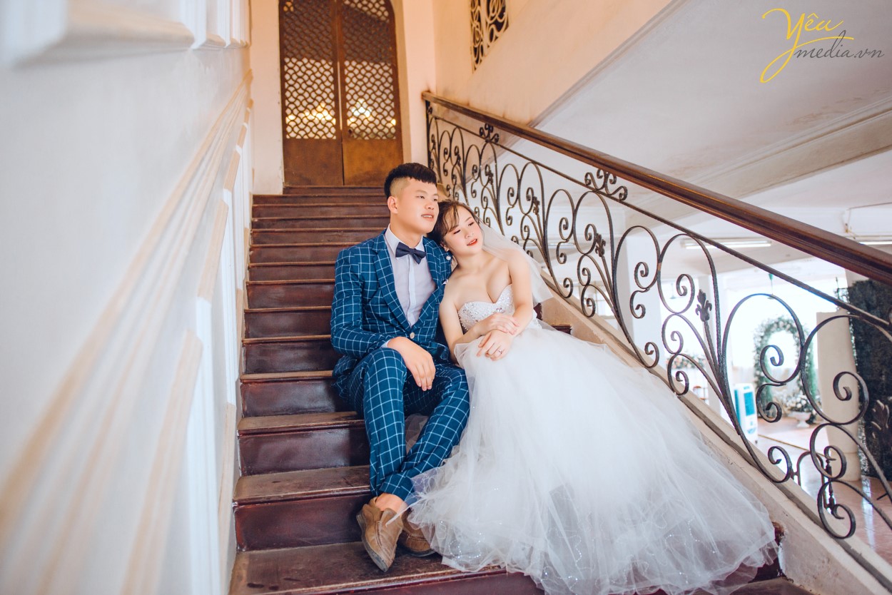 Phong cách chụp ảnh cưới đơn giản Xu hướng chụp hình cưới mộc mạc và đơn giản đang được rất nhiều cô dâu chú rể chọn lựa. Thay vì cầu kỳ với váy cưới lộng lẫy, các cặp đôi có thể lựa chọn cách chụp tự nhiên hơn cho mình với trang phục đơn giản. Những bức ảnh sẽ trở nên vui tươi và tinh nghịch hơn làm cho album ảnh cưới của bạn không có cảm giác bị cứng nhắc hay hình thức. Cặp đôi sẽ thể hiện tình cảm, trao nhau ánh mắt, nụ cười trìu mến, với những cử chỉ thân mật yêu thương như cái ôm nhẹ nhàng âu yếm, cái hôn má ngọt ngào hay tay trong tay hạnh phúc. Khoảnh khắc cận cảnh gương mặt tràn đầy tình yêu và ánh mắt nồng nàn của các cặp đôi dành cho nhau, tạo cho bức ảnh tràn đầy sự lãng mạn. Yêu Media hân hạnh phục vụ cặp đôi Chương - Hương trong phim trường Rosa với những tiêu chí này! Chúc cho cặp đôi mãi mãi hạnh phúc!