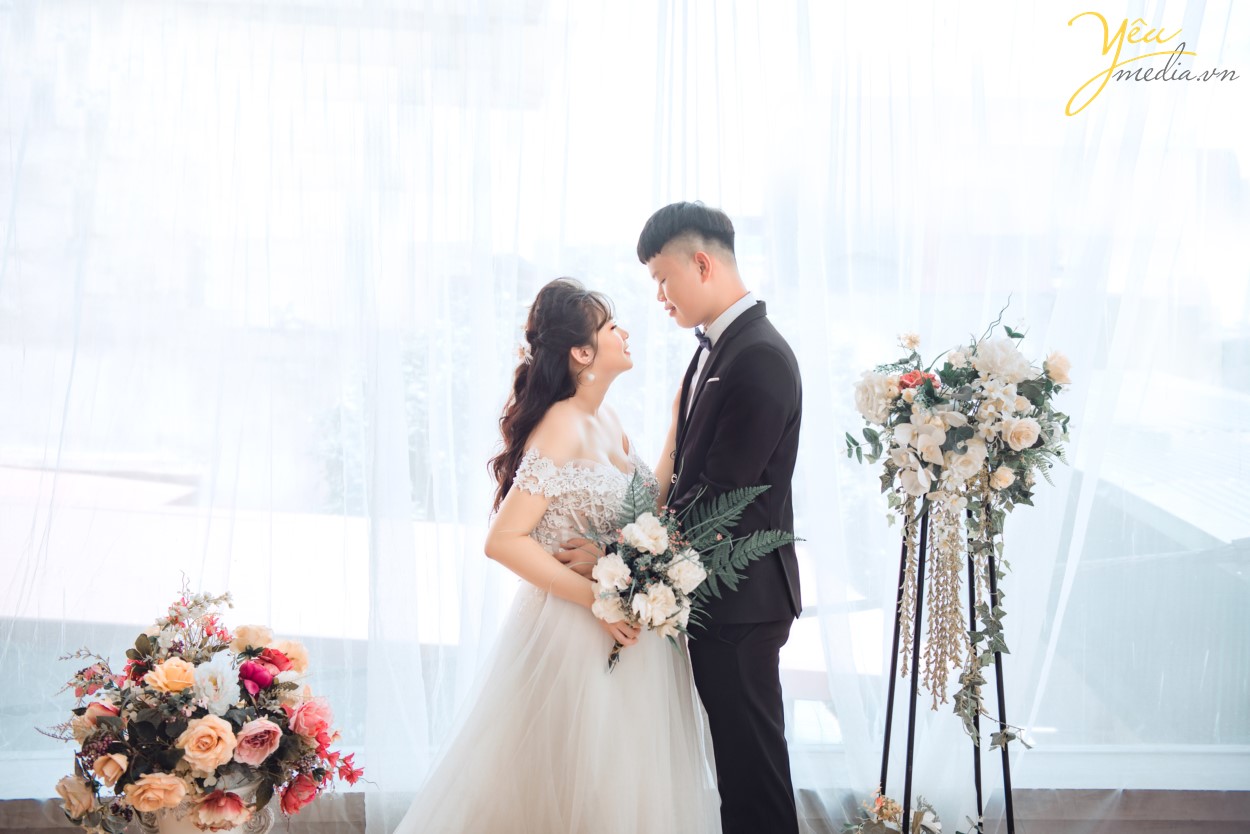 Phong cách chụp ảnh cưới đơn giản Xu hướng chụp hình cưới mộc mạc và đơn giản đang được rất nhiều cô dâu chú rể chọn lựa. Thay vì cầu kỳ với váy cưới lộng lẫy, các cặp đôi có thể lựa chọn cách chụp tự nhiên hơn cho mình với trang phục đơn giản. Những bức ảnh sẽ trở nên vui tươi và tinh nghịch hơn làm cho album ảnh cưới của bạn không có cảm giác bị cứng nhắc hay hình thức. Cặp đôi sẽ thể hiện tình cảm, trao nhau ánh mắt, nụ cười trìu mến, với những cử chỉ thân mật yêu thương như cái ôm nhẹ nhàng âu yếm, cái hôn má ngọt ngào hay tay trong tay hạnh phúc. Khoảnh khắc cận cảnh gương mặt tràn đầy tình yêu và ánh mắt nồng nàn của các cặp đôi dành cho nhau, tạo cho bức ảnh tràn đầy sự lãng mạn. Yêu Media hân hạnh phục vụ cặp đôi Chương - Hương trong phim trường Rosa với những tiêu chí này! Chúc cho cặp đôi mãi mãi hạnh phúc!