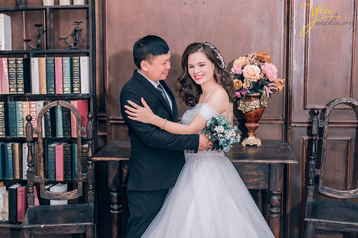 cô dâu chú rể chọn rosa phim trường chụp ảnh cưới