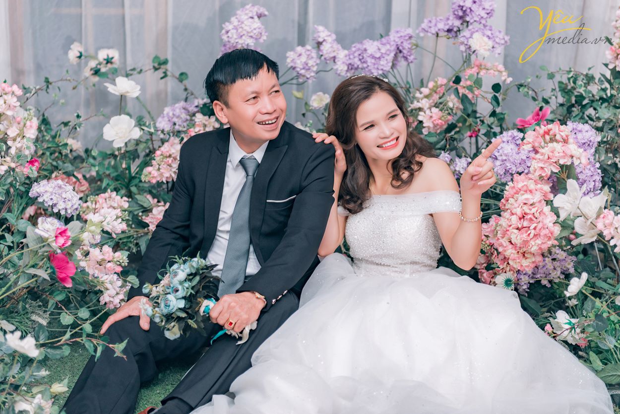 cô dâu cưới tươi bên cạnh chú rể khi chụp ảnh cưới