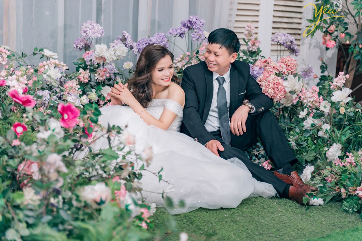 cô dâu chú rể chụp ảnh cưới tại phim trường cùng ekip yêu media