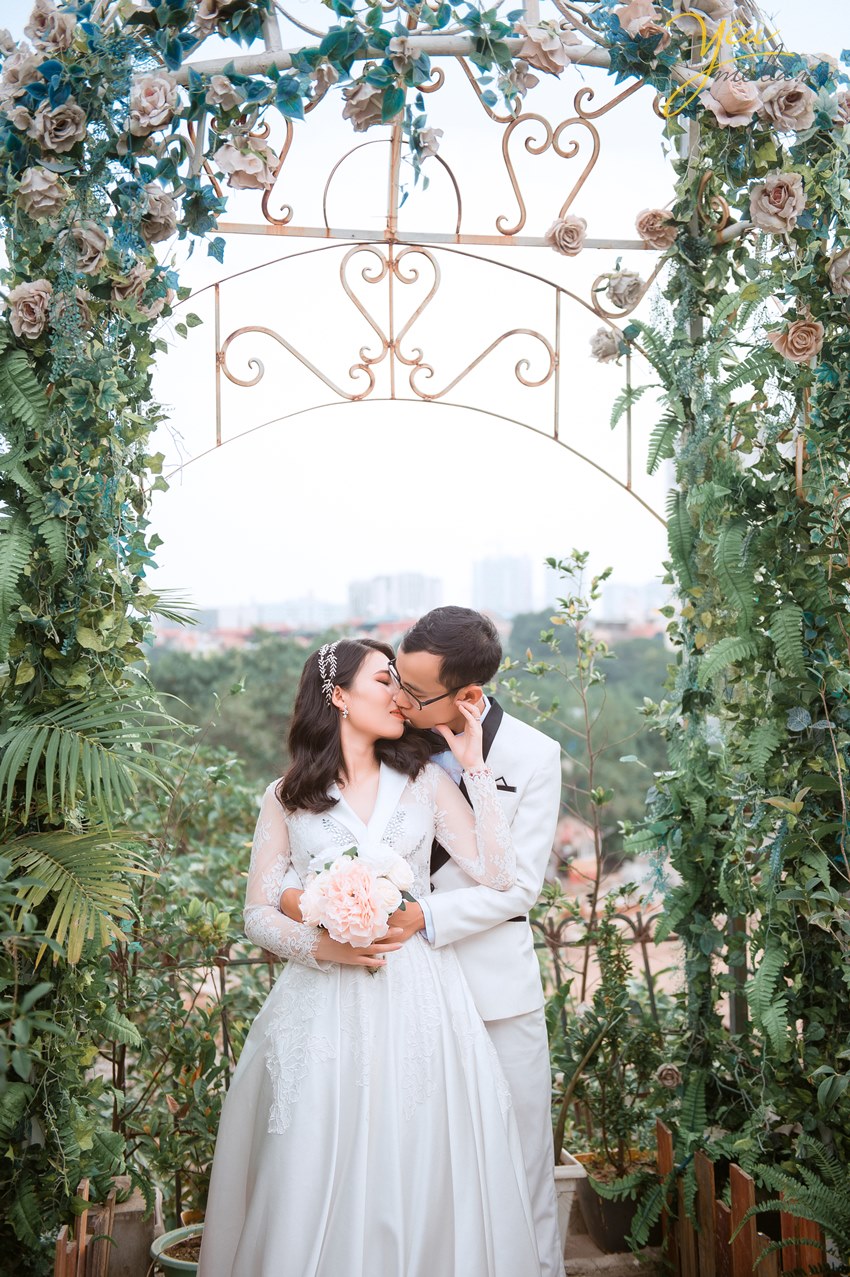 ảnh cưới chụp với chùm hoa cổng hoa đẹp