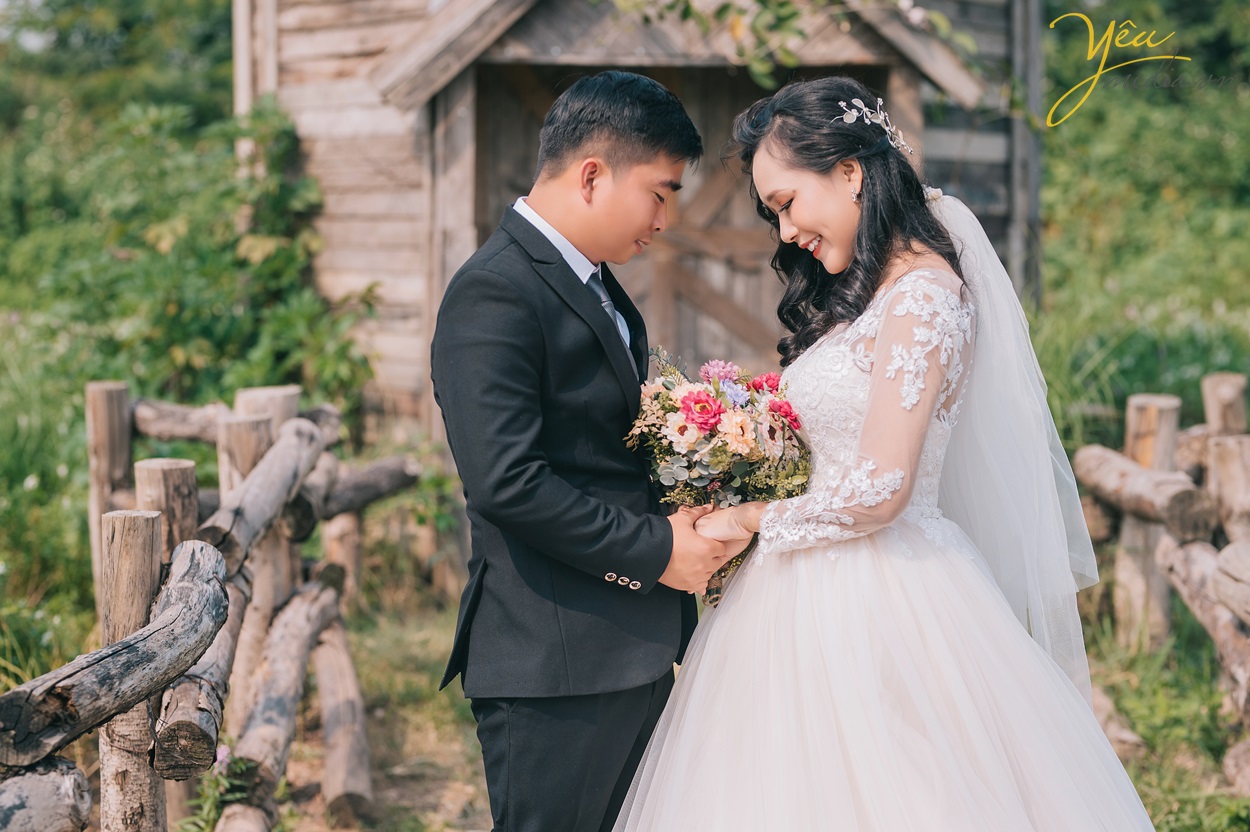 ảnh cưới trước căn nhà gỗ nhỏ xinh