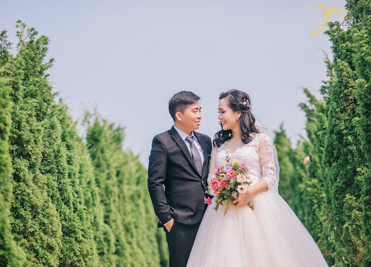 nhìn nhau chụp ảnh cưới lãng mạn
