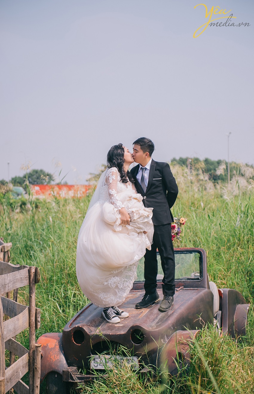 hôn nhau trong rừng cây đẹp