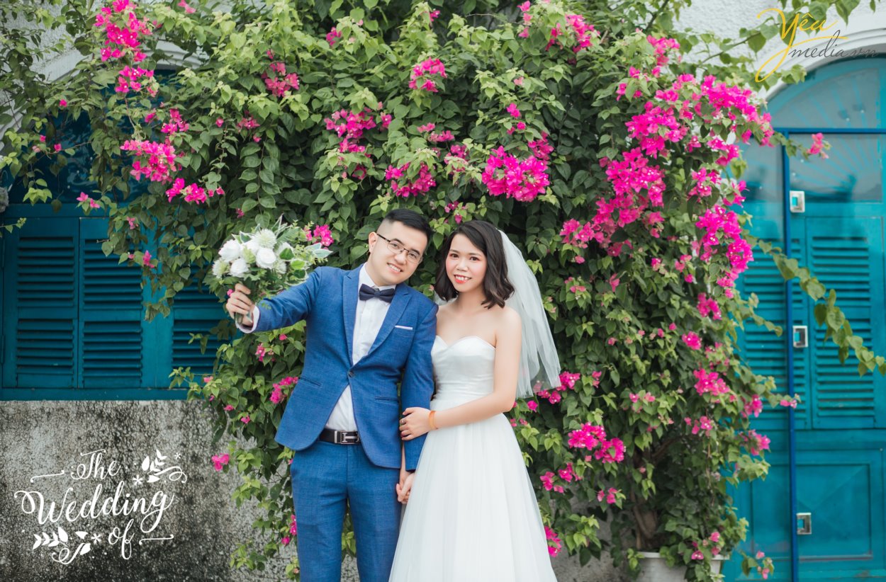 Chụp ảnh cưới ở con đường ven hồ và bến thuyền hồ tây ở Hà Nội được rất nhiều cặp đôi yêu thích. Ở Hồ tây có những góc chụp độc đáo và lãng mạn, đó là con đường lát gạch ven hồ Tây, đó là bến thuyền đầy thơ mộng. Chụp ảnh cưới ở Hồ Tây sẽ mang đến cho các cặp đôi những phút giây hạnh phúc và những bức ảnh vô cùng tuyệt đẹp. Hồ Tây là một trong những hồ rộng lớn và đẹp nhất Hà Nội. Bạn có thể đến với Hồ Tây bằng oto, xe máy, taxi hay xe buyt. Tuy nhiên HongKong Studio khuyên bạn nên đi tới đây bằng xe máy, vì nếu đi bằng oto hoặc taxi, bạn sẽ khó lòng cảm nhận được vẻ mênh mông bát ngát và không khí trong lành ở đây. Đến với Hồ Tây, bạn sẽ bắt gặp rất nhiều góc chụp đẹp bên con đường ven hồ và bến thuyền Hồ Tây. Chúng tuy không sang trọng như những khu nhà biệt thự với kiến trúc độc đáo, chúng cũng không xinh xắn, ngọt ngào như những ngôi nhà gỗ nằm bên giàn hoa tigon mà bạn sẽ bắt gặp khi đi dạo một vòng quanh hồ. Ở con đường ven hồ bên bến thuyền Hồ Tây toát lên vẻ mộc mạc những lại vô cùng quyến rũ. Bạn sẽ không ít hơn một lần tưởng tượng đang đi dưới con đường tình yêu như trong những bộ phim tình cảm Hàn Quốc.