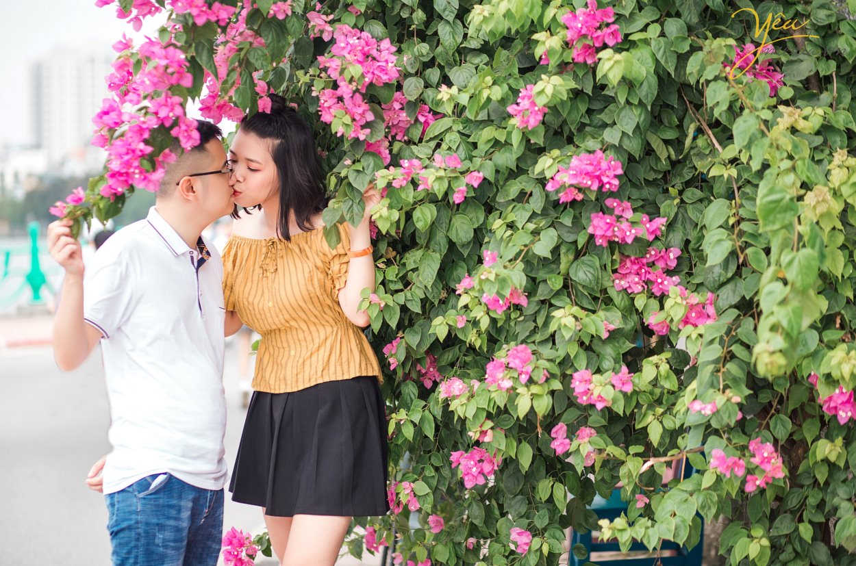 Chụp ảnh cưới ở con đường ven hồ và bến thuyền hồ tây ở Hà Nội được rất nhiều cặp đôi yêu thích. Ở Hồ tây có những góc chụp độc đáo và lãng mạn, đó là con đường lát gạch ven hồ Tây, đó là bến thuyền đầy thơ mộng. Chụp ảnh cưới ở Hồ Tây sẽ mang đến cho các cặp đôi những phút giây hạnh phúc và những bức ảnh vô cùng tuyệt đẹp. Hồ Tây là một trong những hồ rộng lớn và đẹp nhất Hà Nội. Bạn có thể đến với Hồ Tây bằng oto, xe máy, taxi hay xe buyt. Tuy nhiên HongKong Studio khuyên bạn nên đi tới đây bằng xe máy, vì nếu đi bằng oto hoặc taxi, bạn sẽ khó lòng cảm nhận được vẻ mênh mông bát ngát và không khí trong lành ở đây. Đến với Hồ Tây, bạn sẽ bắt gặp rất nhiều góc chụp đẹp bên con đường ven hồ và bến thuyền Hồ Tây. Chúng tuy không sang trọng như những khu nhà biệt thự với kiến trúc độc đáo, chúng cũng không xinh xắn, ngọt ngào như những ngôi nhà gỗ nằm bên giàn hoa tigon mà bạn sẽ bắt gặp khi đi dạo một vòng quanh hồ. Ở con đường ven hồ bên bến thuyền Hồ Tây toát lên vẻ mộc mạc những lại vô cùng quyến rũ. Bạn sẽ không ít hơn một lần tưởng tượng đang đi dưới con đường tình yêu như trong những bộ phim tình cảm Hàn Quốc.