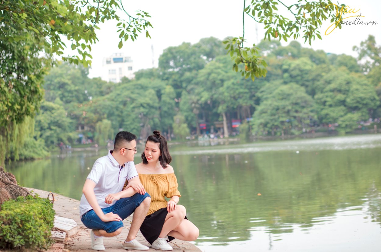Chụp ảnh cưới ở con đường ven hồ và bến thuyền hồ tây ở Hà Nội được rất nhiều cặp đôi yêu thích. Ở Hồ tây có những góc chụp độc đáo và lãng mạn, đó là con đường lát gạch ven hồ Tây, đó là bến thuyền đầy thơ mộng. Chụp ảnh cưới ở Hồ Tây sẽ mang đến cho các cặp đôi những phút giây hạnh phúc và những bức ảnh vô cùng tuyệt đẹp. Hồ Tây là một trong những hồ rộng lớn và đẹp nhất Hà Nội. Bạn có thể đến với Hồ Tây bằng oto, xe máy, taxi hay xe buyt. Tuy nhiên HongKong Studio khuyên bạn nên đi tới đây bằng xe máy, vì nếu đi bằng oto hoặc taxi, bạn sẽ khó lòng cảm nhận được vẻ mênh mông bát ngát và không khí trong lành ở đây. Đến với Hồ Tây, bạn sẽ bắt gặp rất nhiều góc chụp đẹp bên con đường ven hồ và bến thuyền Hồ Tây. Chúng tuy không sang trọng như những khu nhà biệt thự với kiến trúc độc đáo, chúng cũng không xinh xắn, ngọt ngào như những ngôi nhà gỗ nằm bên giàn hoa tigon mà bạn sẽ bắt gặp khi đi dạo một vòng quanh hồ. Ở con đường ven hồ bên bến thuyền Hồ Tây toát lên vẻ mộc mạc những lại vô cùng quyến rũ. Bạn sẽ không ít hơn một lần tưởng tượng đang đi dưới con đường tình yêu như trong những bộ phim tình cảm Hàn Quốc.